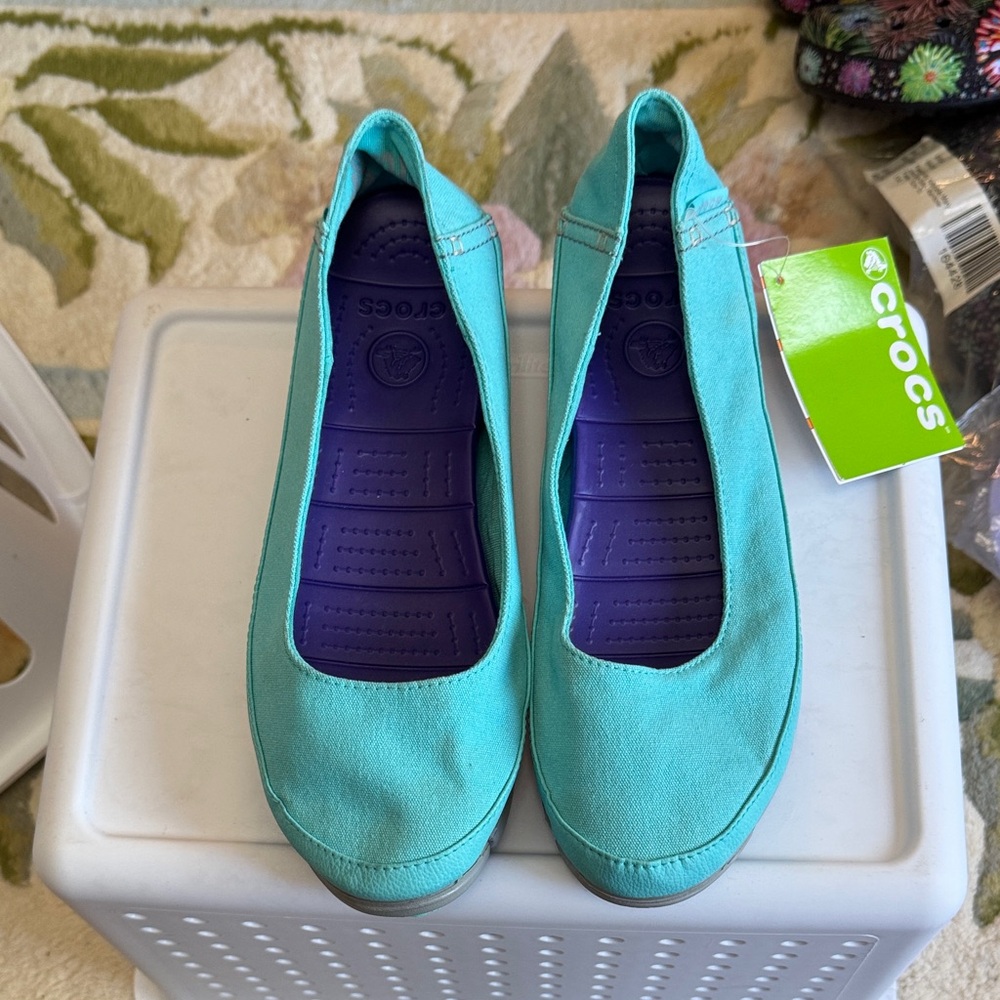 CROCS Women's Turquoise and Purple Flats NWT 255